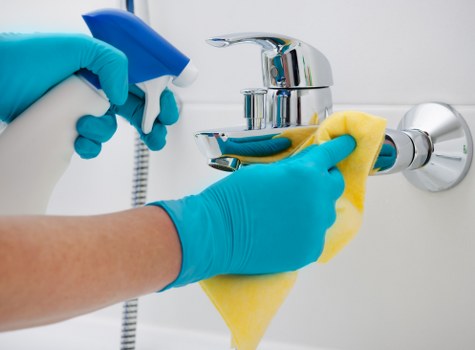 Carpet cleaning team explaining safety precautions in a SE15 home